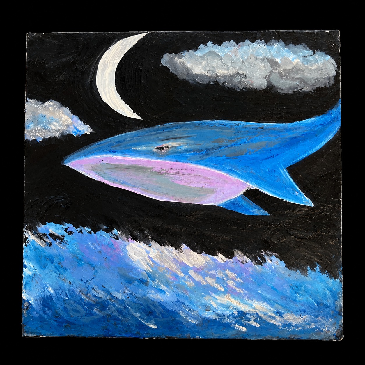 Pintura de uma baleia azul nadando sob a lua crescente, entre nuvens e ondas.